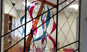 Vitrail d'église moderne pendant la formation vitrailliste dans le Gers en Gascogne