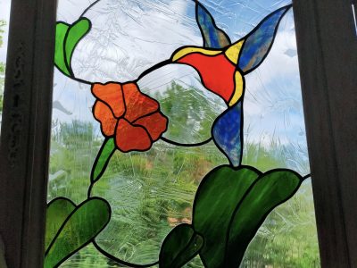 Vitrail et fleurs pendant la formation vitrailliste dans le Gers en Gascogne