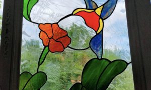 Vitrail et fleurs pendant la formation vitrailliste dans le Gers en Gascogne