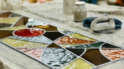 Vitrail en cours pendant la formation ou le stage vitrailliste proche de Toulouse à Castres dans le Tarn