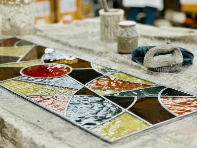 Vitrail en cours pendant la formation ou le stage vitrailliste proche de Toulouse à Castres dans le Tarn