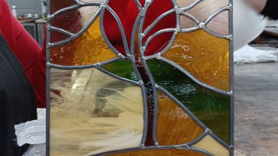 Création d'un vitrail par un stagiaire au cours de la formation ou le stage vitrailliste proche de Toulouse à Castres dans le Tarn