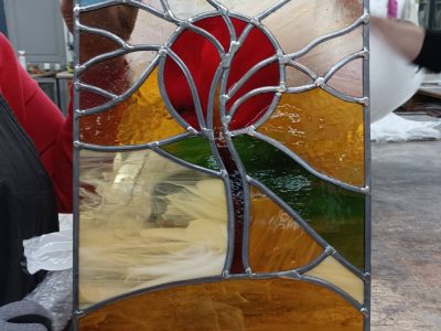 Création d'un vitrail par un stagiaire au cours de la formation ou le stage vitrailliste proche de Toulouse à Castres dans le Tarn