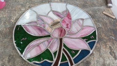 Vitrail et fleurs au cours de la formation ou le stage vitrailliste proche de Toulouse à Castres dans le Tarn