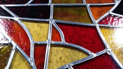 Vitrail de stagiaire pendant le stage de vitrail avec un vitrailliste