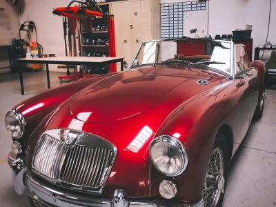Voiture ancienne pendant la formation mécanique automobile en Ile-de-France