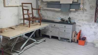 Zone de montage au cours du stage de tapisserie d'ameublement pour coudre un coussin de Bergère dans le Gers en Occitanie
