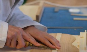 Traçage pièce guitare Formation Luthier située entre Besançon et Dijon