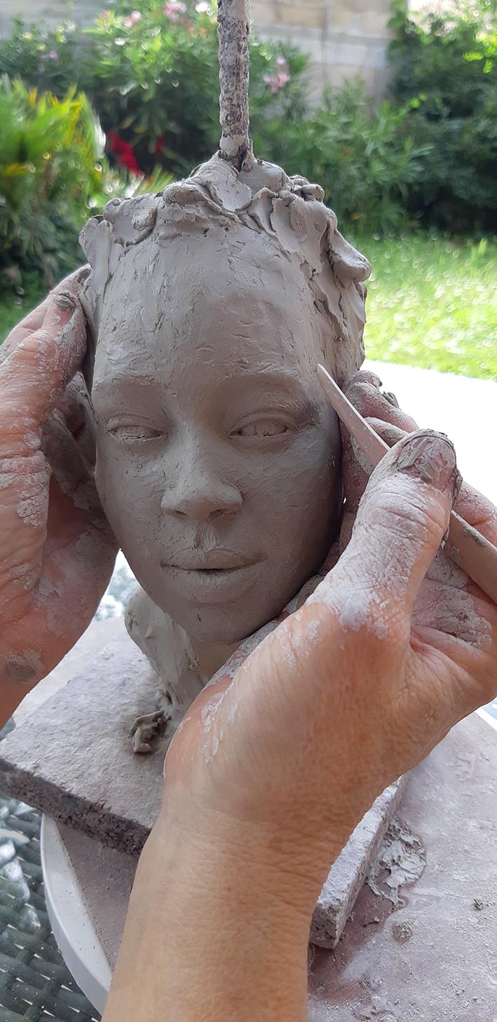 Stage création d'une sculpture en terre