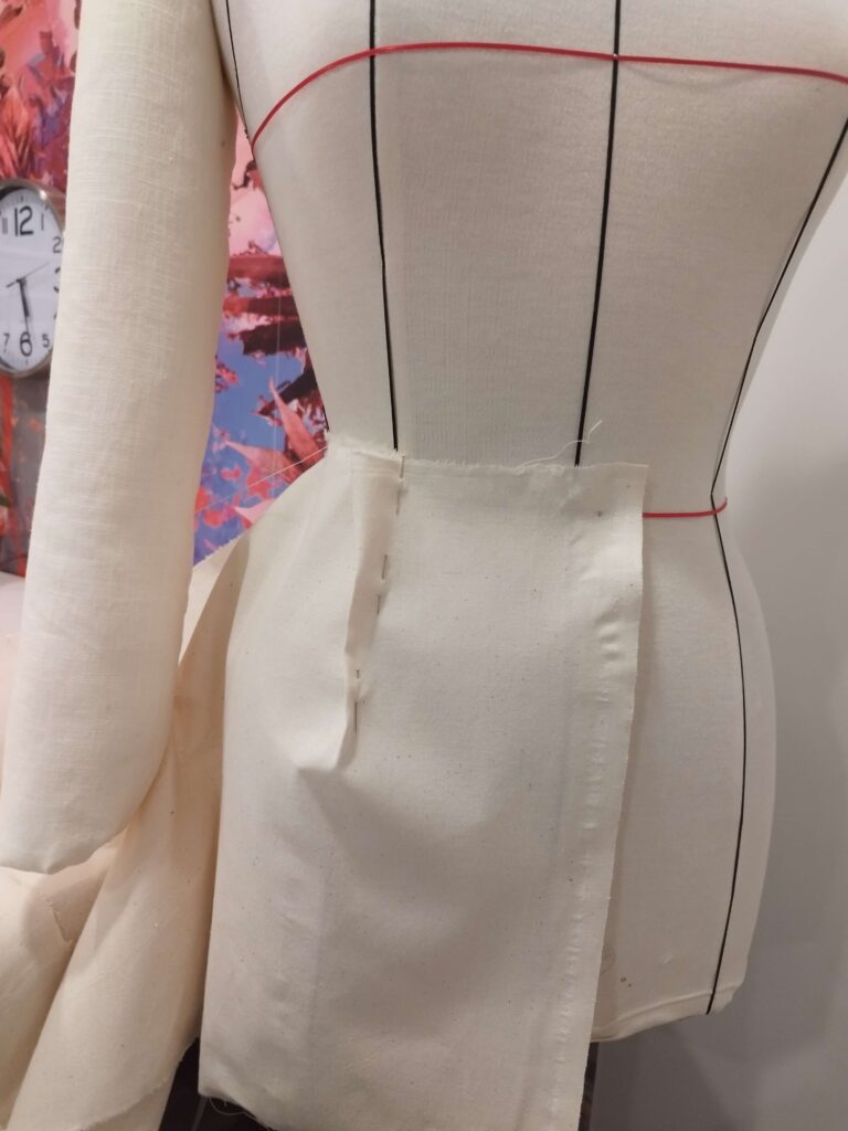 Stage de couture vers Bordeaux : technique de moulage sur mannequin, la jupe de base