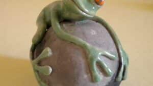 Sculpture grenouille stage exploration de la terre