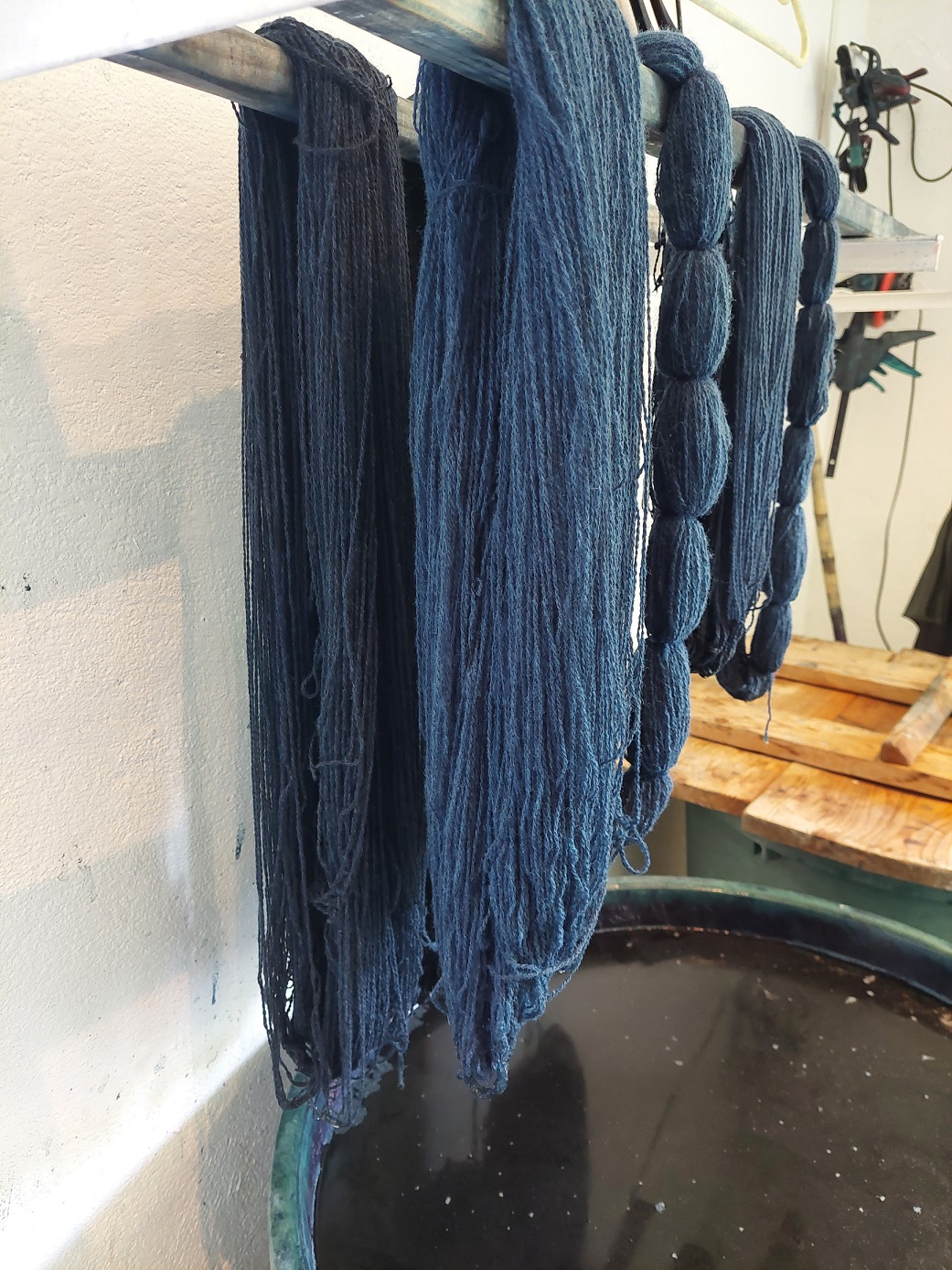 atelier-stage-teinture-indigo-teinturier-sechage Séchage pendant pendant le stage de teinture à l'indigo chez un teinturier