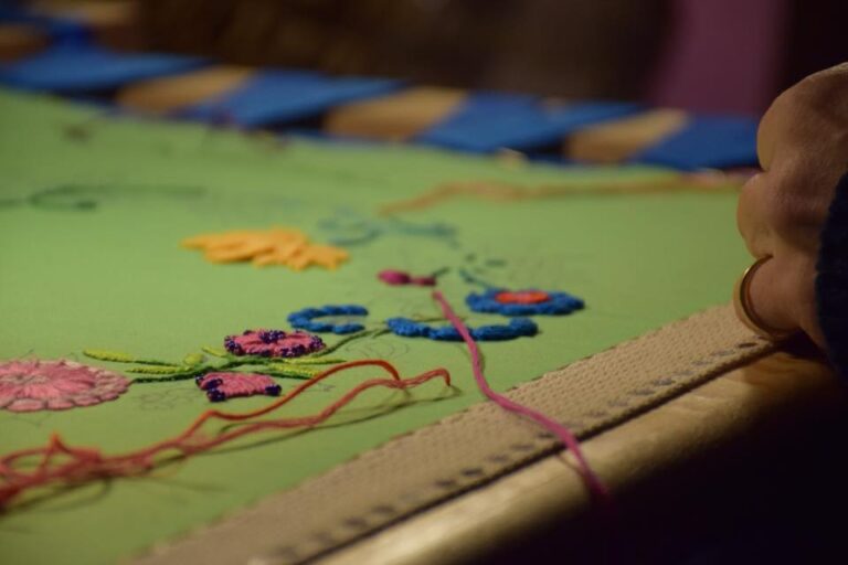 Apprentissage de la broderie pendant le stage et les cours vers Tarbes