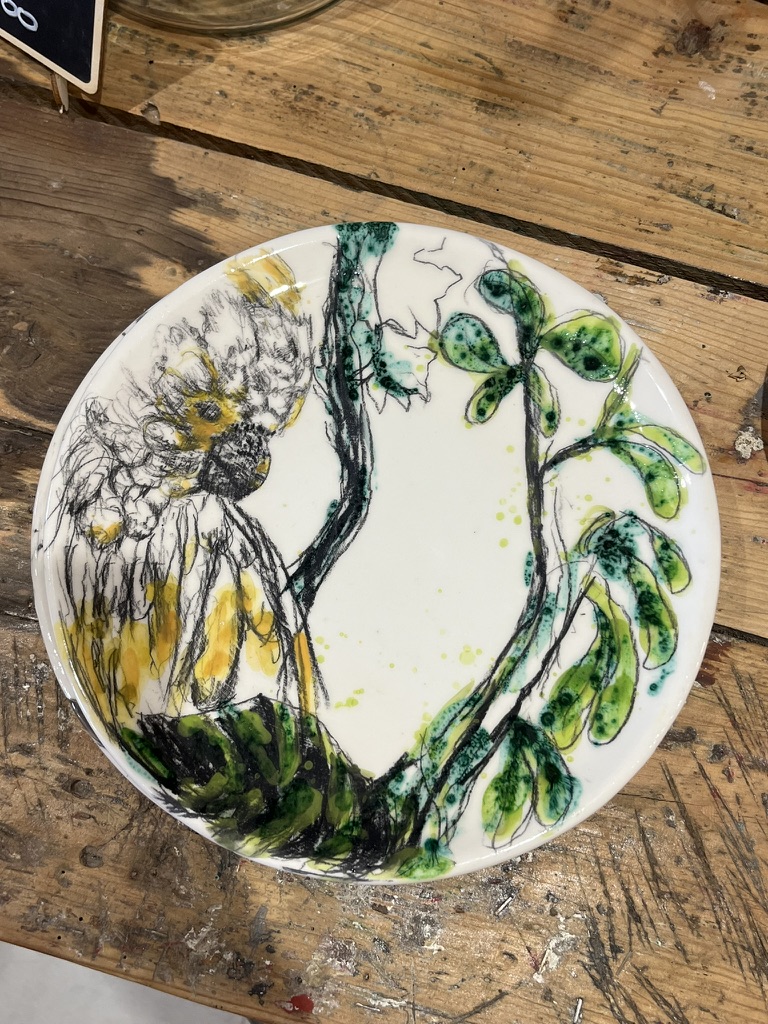 Atelier de décoration céramique aux jus d'oxyde sur faïence biscuitée