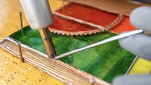 Découpe du verre atelier sertissage "Tiffany"