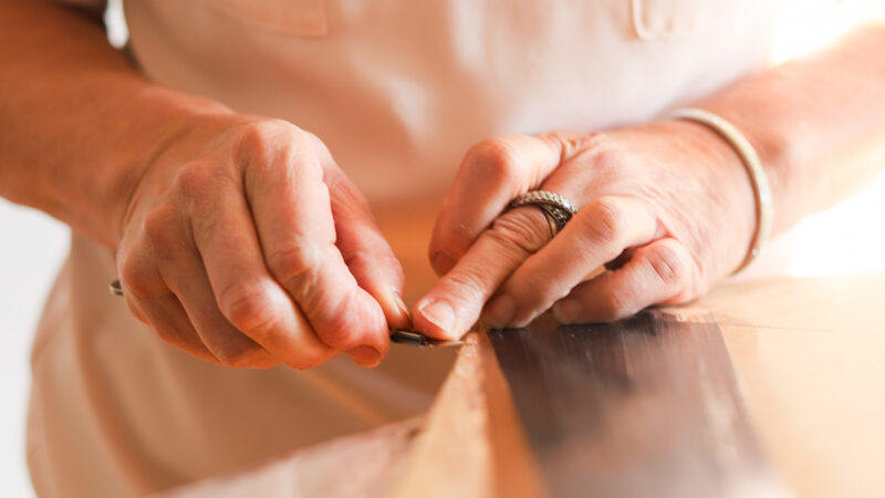 Apprentissage du geste pendant le stage de marqueterie de paille à Pau