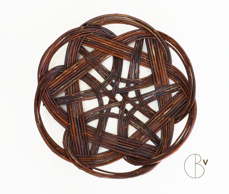 Atelier de vannerie vers Fayl-Billot : création de plateaux celtiques